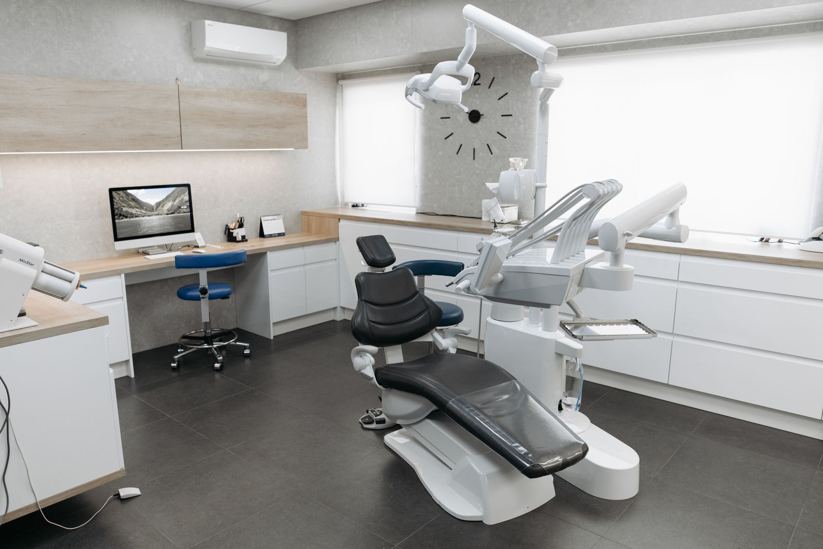 Cabinet stomatologic luminos, cu unit dentar modern și mobilier alb